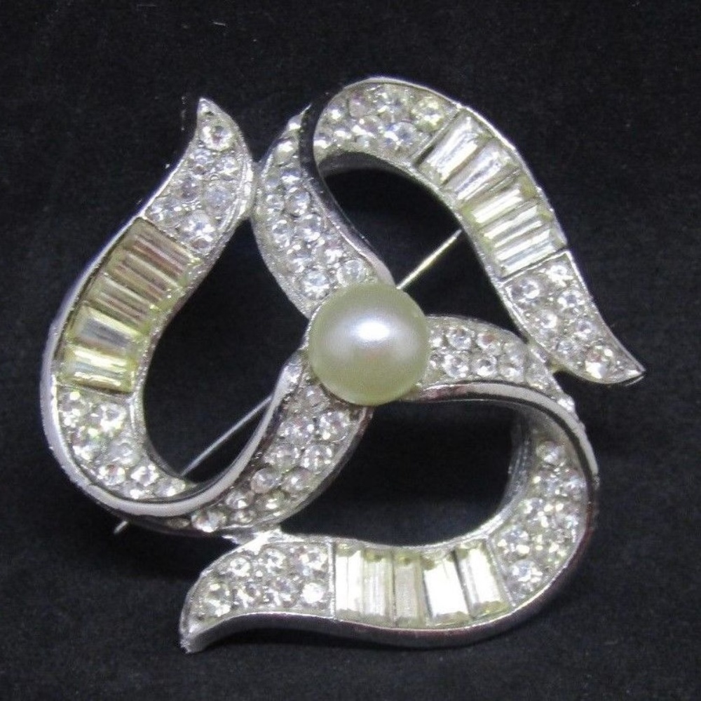 VINTAGE WEISS Crystal Stones WCenter Pearl Brooch